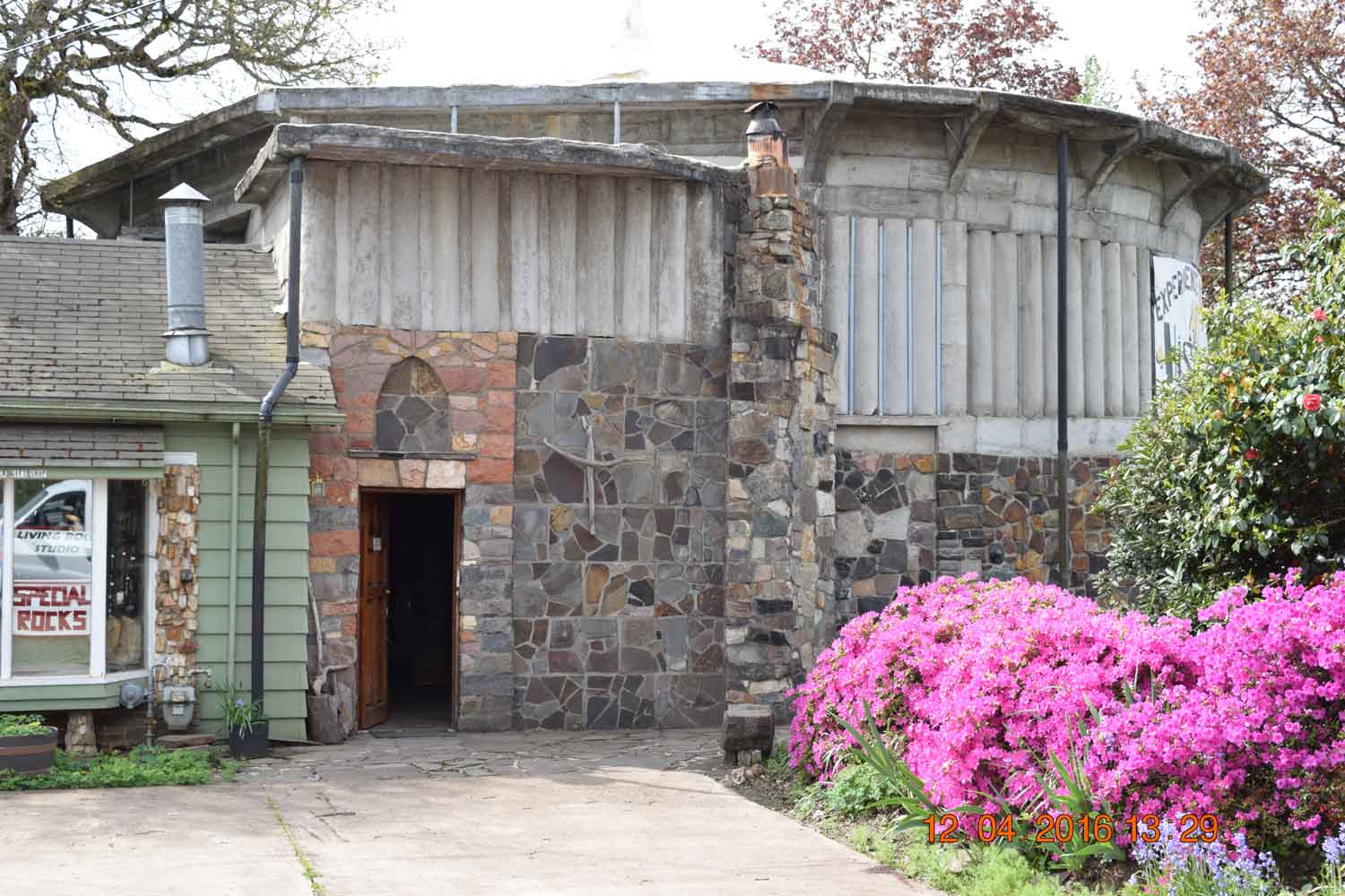 exterior of living rock museum, Oregon's museum dedicated to stone art.