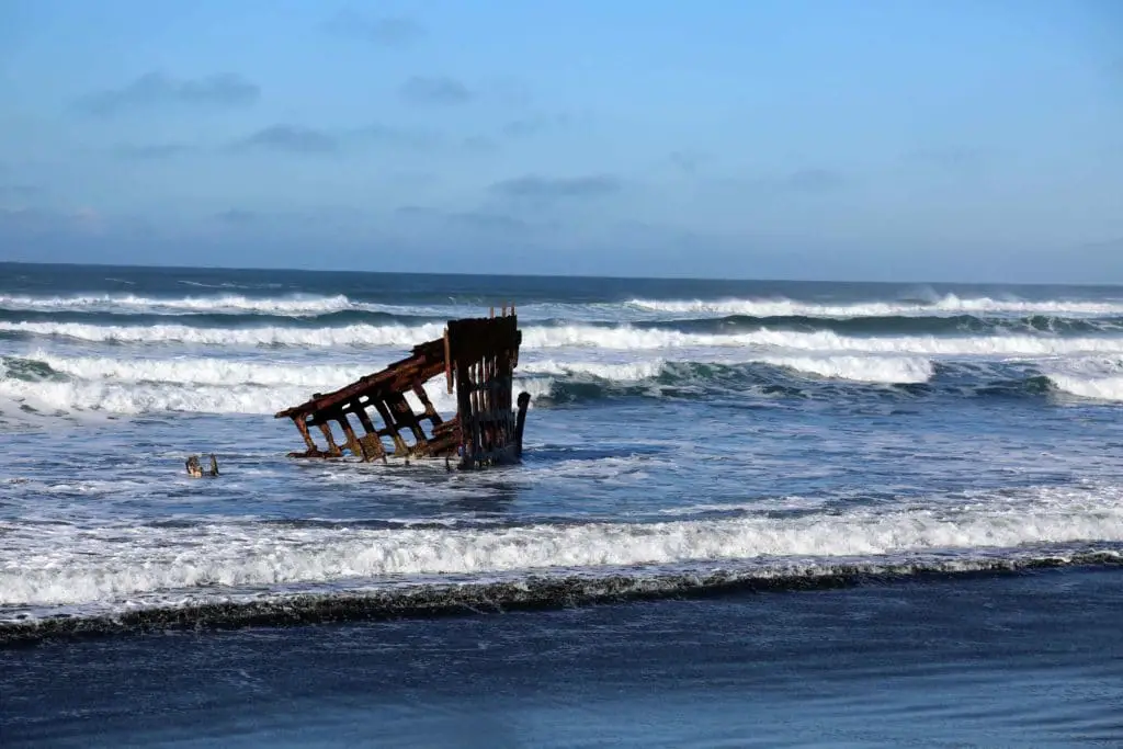 Shipwreck of the Peter Iredale with the rising tide