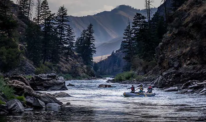 Rafting down a river valley in the Oregon outdoors - Oregon Travel Guide
