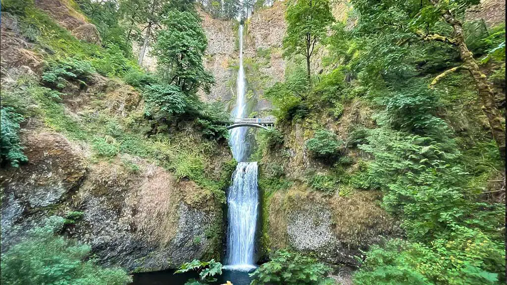 View of Multnomah Falls in the columbia river gorge of Oregon