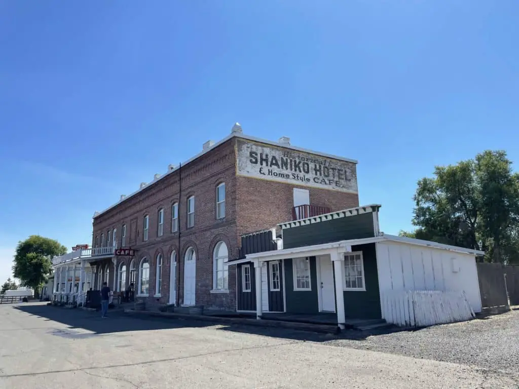 ghost towns of central Oregon- Shaniko Hotel