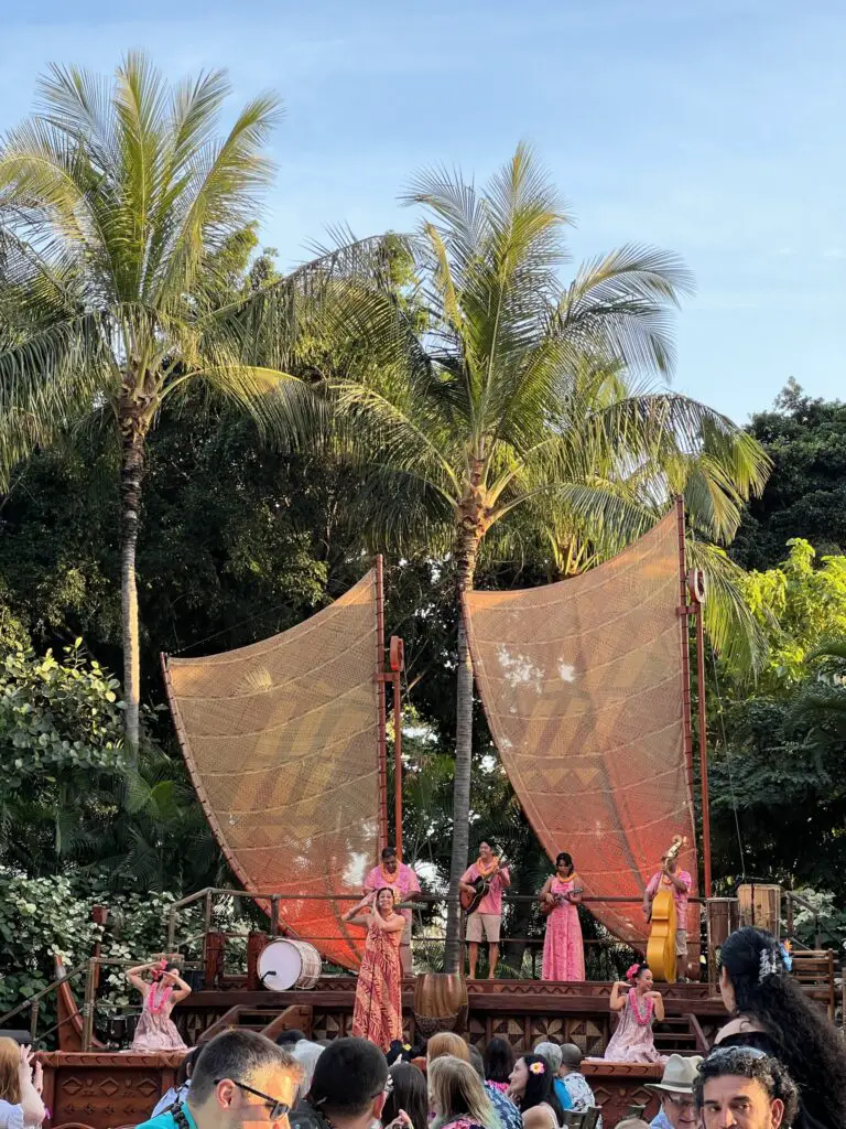 Disney Aulani Luau Review- performers singing