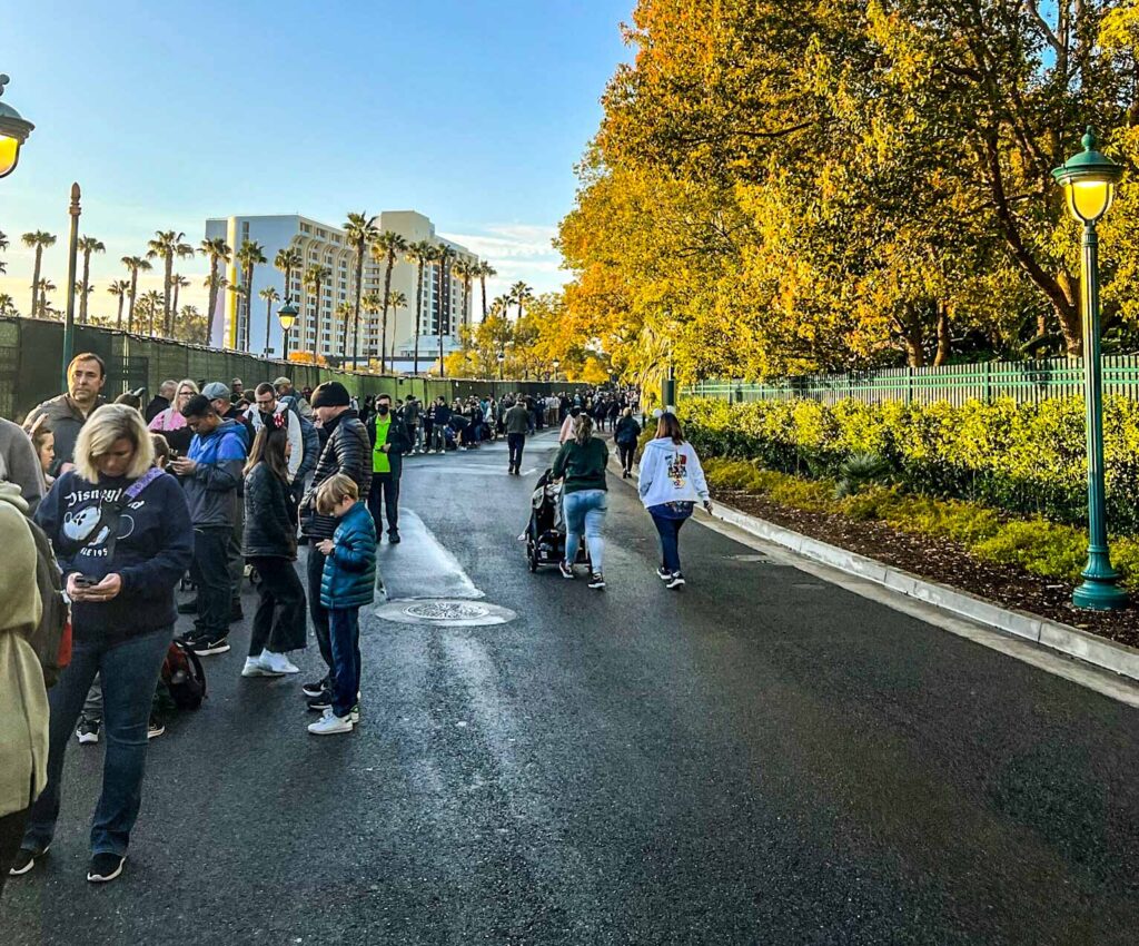 disneyland early entry line