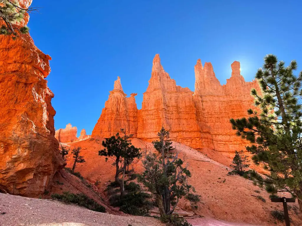 Hoodoos on the Queen's Garden trail, Bryce Canyon one day itinerary.
