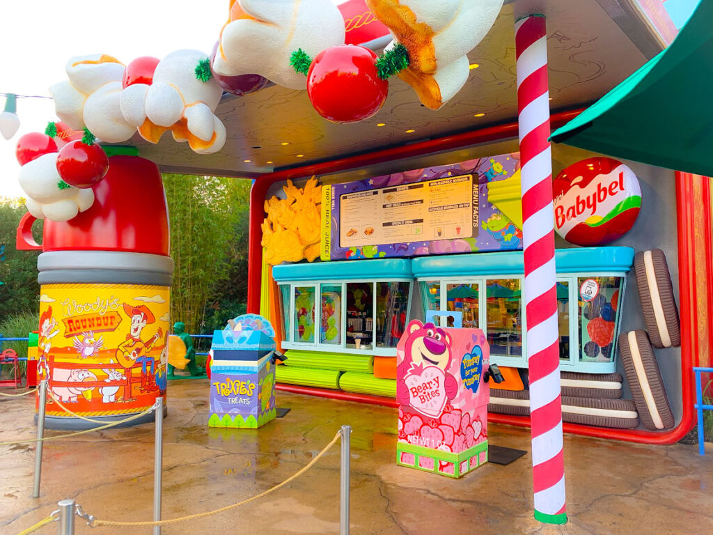 Disney World Hollywood STudios colorful restaurant exterior where mobile ordering is in effect.