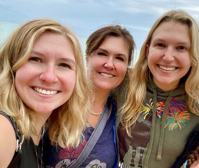 Taryn, Kathleen and ali, mother daughter travelers of Seconds to go.